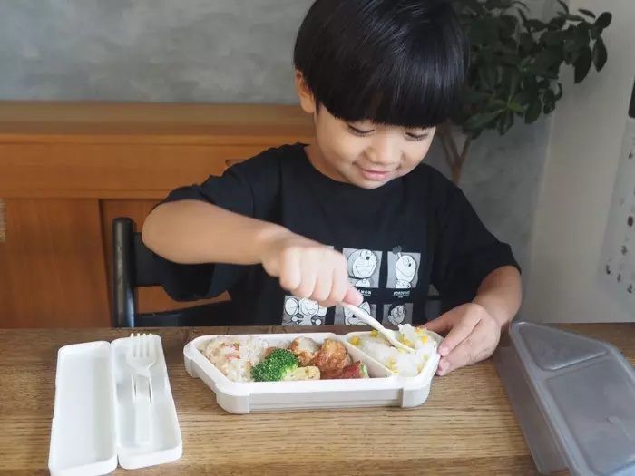 夏休みのキッズ弁当に!詰めるだけでおにぎり弁当が完成する、フードマンの薄型お弁当箱