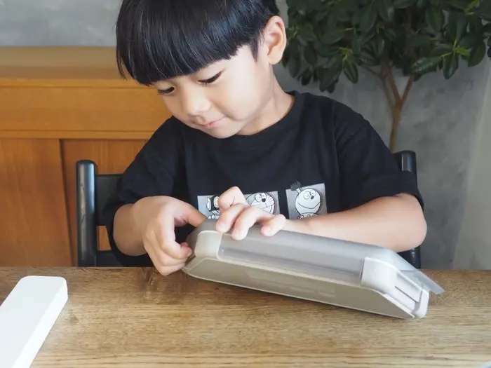 夏休みのキッズ弁当に!詰めるだけでおにぎり弁当が完成する、フードマンの薄型お弁当箱