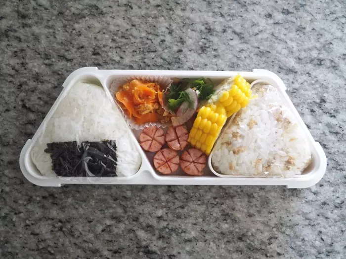 夏休みのキッズ弁当に!詰めるだけでおにぎり弁当が完成する、フードマンの薄型お弁当箱