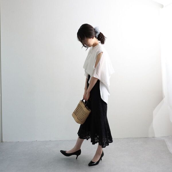 どのブラウスで出かけよう？秋口まで活躍するトップス3選をスタッフコーディネート[PR]