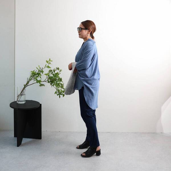 どのブラウスで出かけよう？秋口まで活躍するトップス3選をスタッフコーディネート[PR]