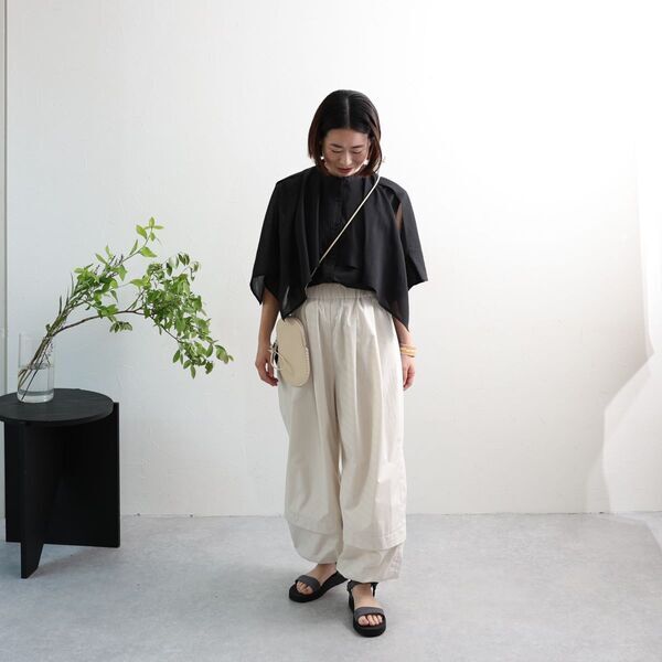 どのブラウスで出かけよう？秋口まで活躍するトップス3選をスタッフコーディネート[PR]