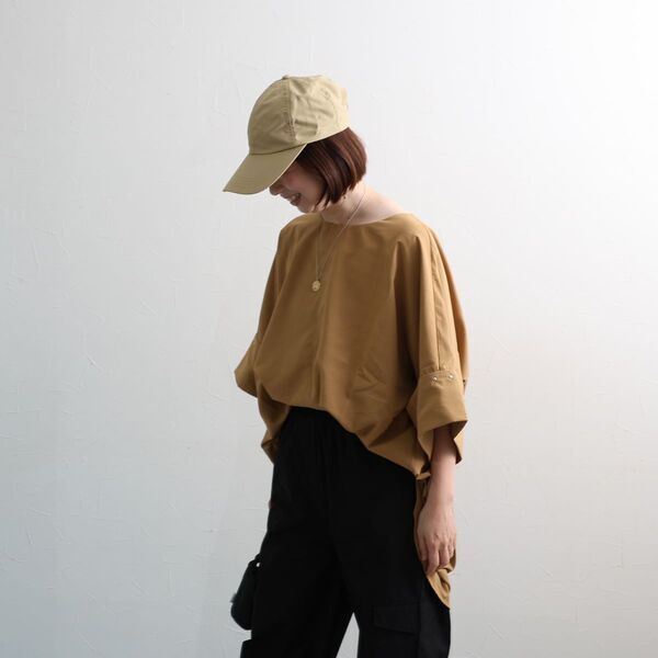 どのブラウスで出かけよう？秋口まで活躍するトップス3選をスタッフコーディネート[PR]