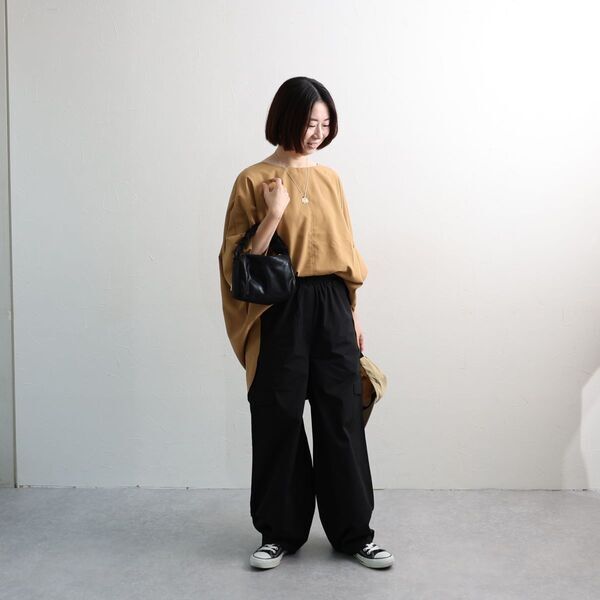 どのブラウスで出かけよう？秋口まで活躍するトップス3選をスタッフコーディネート[PR]