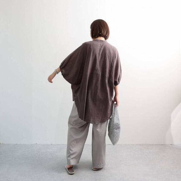 どのブラウスで出かけよう？秋口まで活躍するトップス3選をスタッフコーディネート[PR]