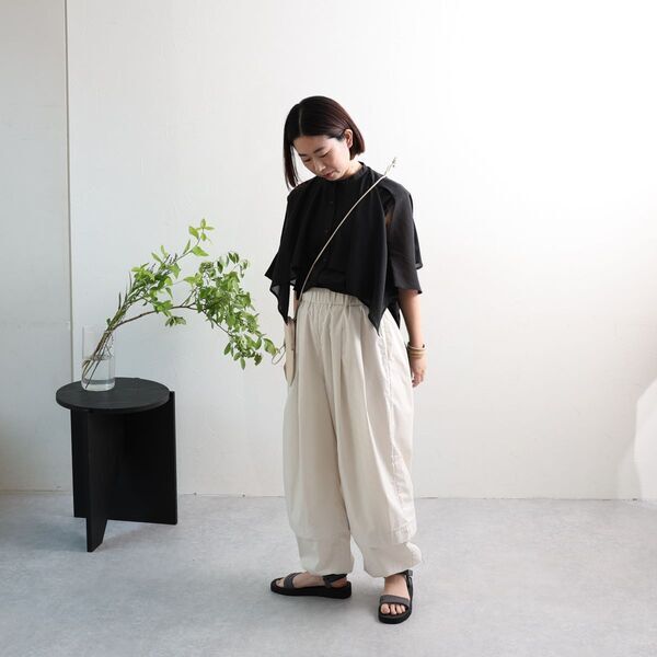 どのブラウスで出かけよう？秋口まで活躍するトップス3選をスタッフコーディネート[PR]