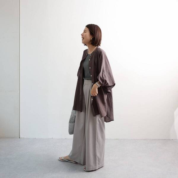 どのブラウスで出かけよう？秋口まで活躍するトップス3選をスタッフコーディネート[PR]