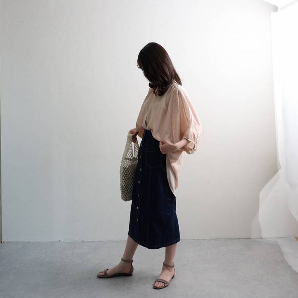 どのブラウスで出かけよう？秋口まで活躍するトップス3選をスタッフコーディネート[PR]