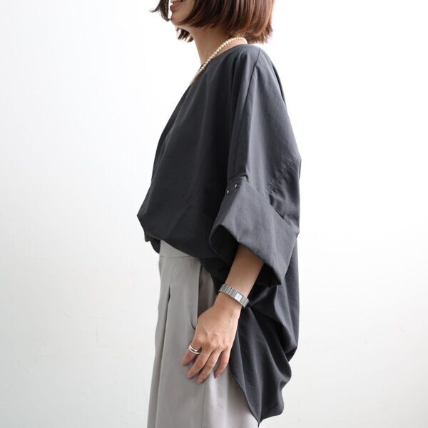 どのブラウスで出かけよう？秋口まで活躍するトップス3選をスタッフコーディネート[PR]