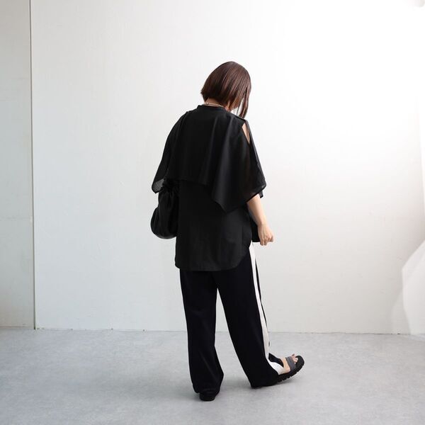 どのブラウスで出かけよう？秋口まで活躍するトップス3選をスタッフコーディネート[PR]