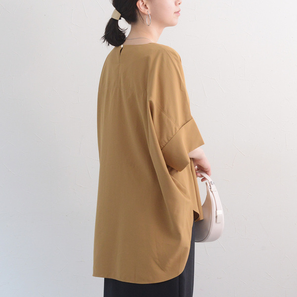 どのブラウスで出かけよう？秋口まで活躍するトップス3選をスタッフコーディネート[PR]