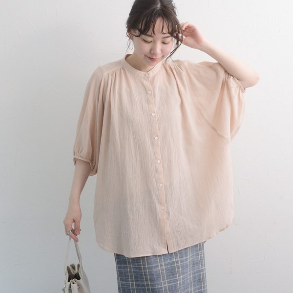 どのブラウスで出かけよう？秋口まで活躍するトップス3選をスタッフコーディネート[PR]