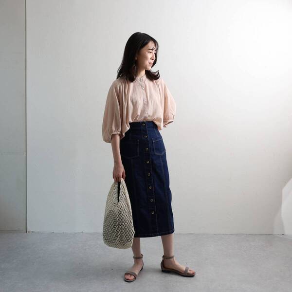 どのブラウスで出かけよう？秋口まで活躍するトップス3選をスタッフコーディネート[PR]