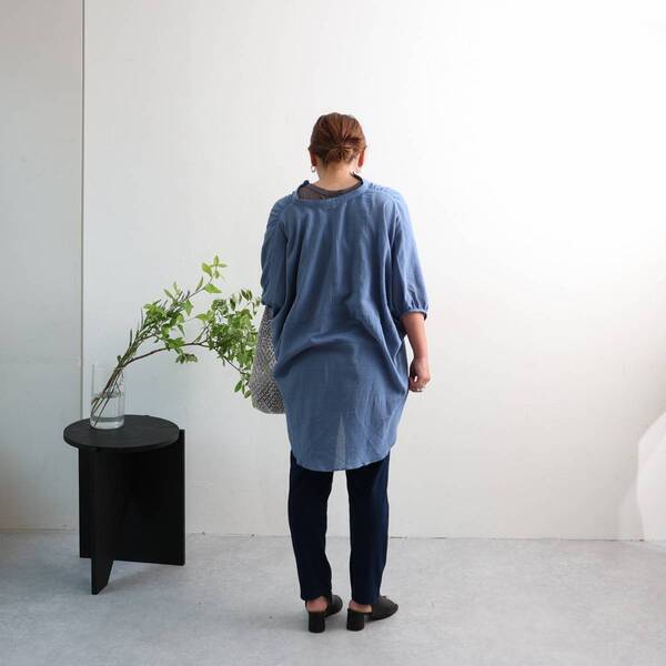 どのブラウスで出かけよう？秋口まで活躍するトップス3選をスタッフコーディネート[PR]