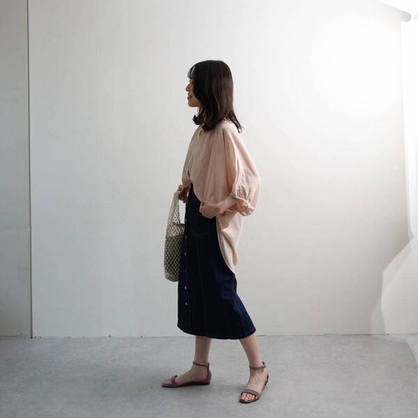 どのブラウスで出かけよう？秋口まで活躍するトップス3選をスタッフコーディネート[PR]