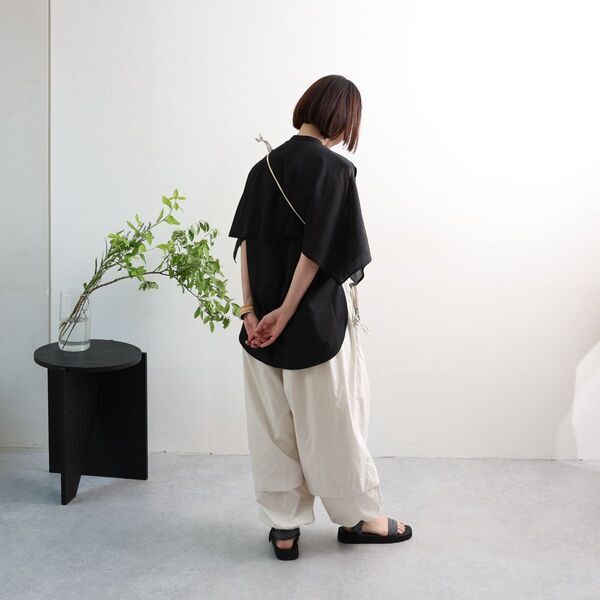 どのブラウスで出かけよう？秋口まで活躍するトップス3選をスタッフコーディネート[PR]