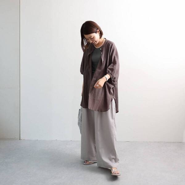 どのブラウスで出かけよう？秋口まで活躍するトップス3選をスタッフコーディネート[PR]