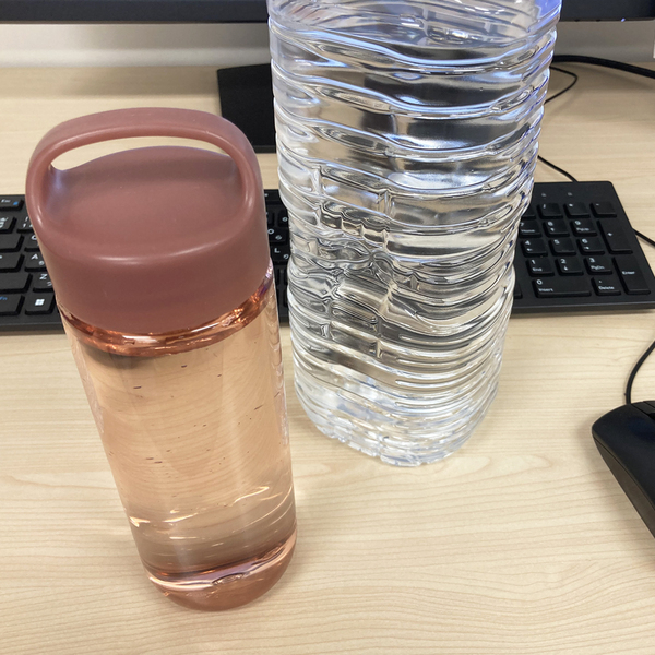 目指せ、1日水2L！デスクワーク中の水分補給は、飲み心地抜群ウォーターボトル[PR]