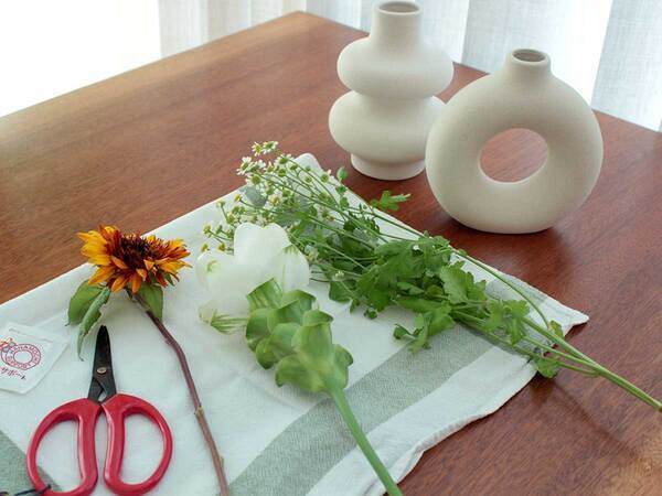 癒されたいなと感じたら、新しいフラワーベースに“自分のための”花を飾ろう。[PR]