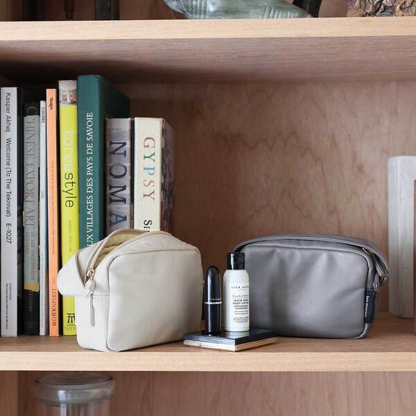 暮らしの質をちょっとUPさせる、洗えるフェイクレザーポーチ新作2種[PR]