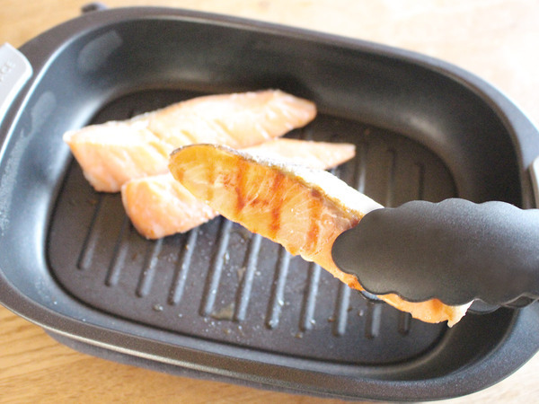  レンチンでふっくら香ばしく！ 焼き魚のハードルが下がる「COPAN レンジグリル」