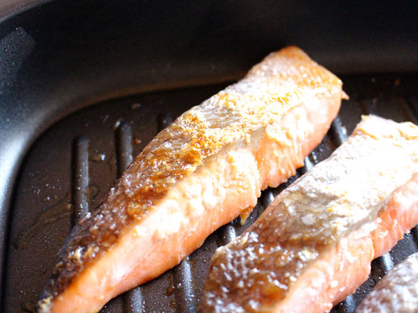  レンチンでふっくら香ばしく！ 焼き魚のハードルが下がる「COPAN レンジグリル」