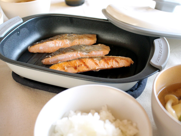  レンチンでふっくら香ばしく！ 焼き魚のハードルが下がる「COPAN レンジグリル」