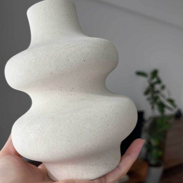 置くだけで部屋があか抜ける まるでアートな「フラワーベース」[PR]