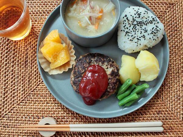 毎日の食卓がまるでカフェに。スタイリッシュな「bon momentの切立（きったて）プレート＆ボウル」[PR]