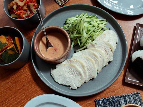 毎日の食卓がまるでカフェに。スタイリッシュな「bon momentの切立（きったて）プレート＆ボウル」[PR]