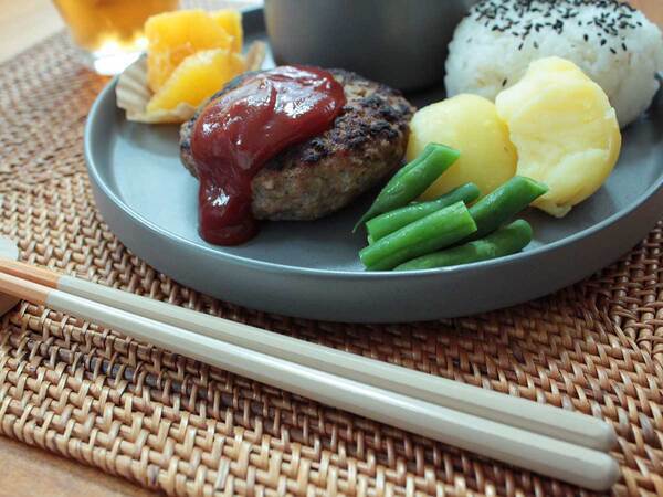 毎日の食卓がまるでカフェに。スタイリッシュな「bon momentの切立（きったて）プレート＆ボウル」[PR]