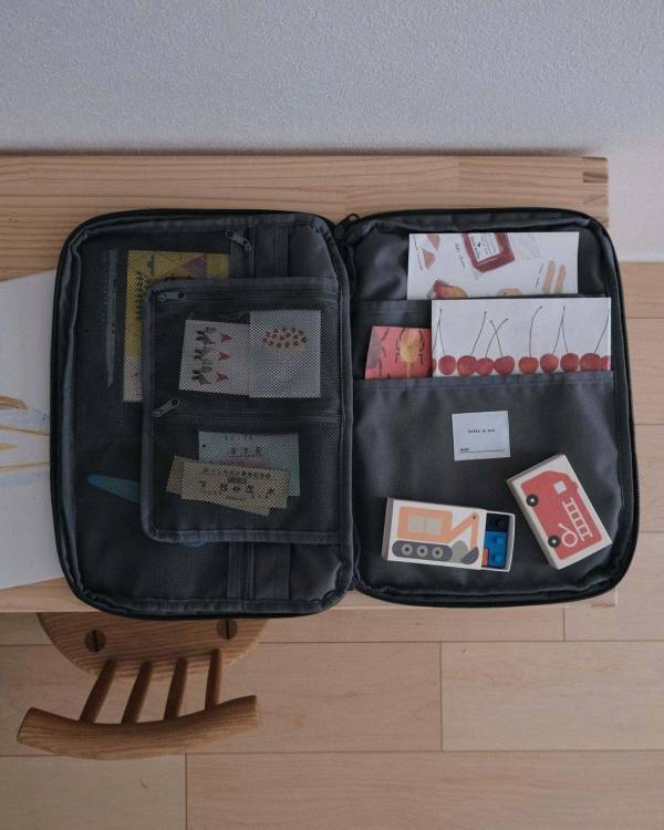 子どものお絵描きグッズがすっきり片付く「収納バッグ」　整頓上手なママの使用レポ