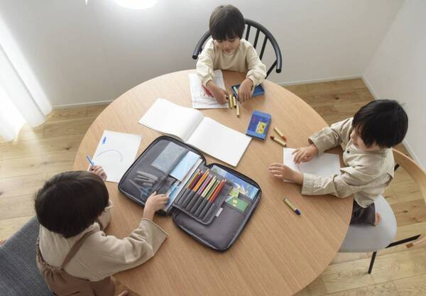 子どものお絵描きグッズがすっきり片付く「収納バッグ」　整頓上手なママの使用レポ