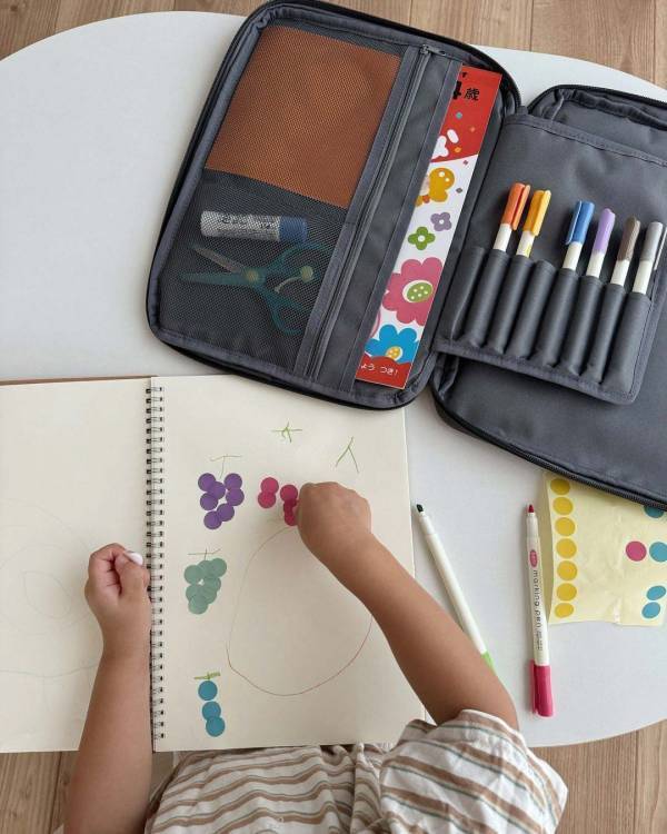 子どものお絵描きグッズがすっきり片付く「収納バッグ」　整頓上手なママの使用レポ
