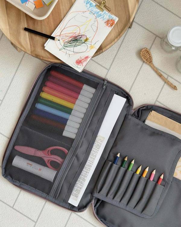 子どものお絵描きグッズがすっきり片付く「収納バッグ」　整頓上手なママの使用レポ