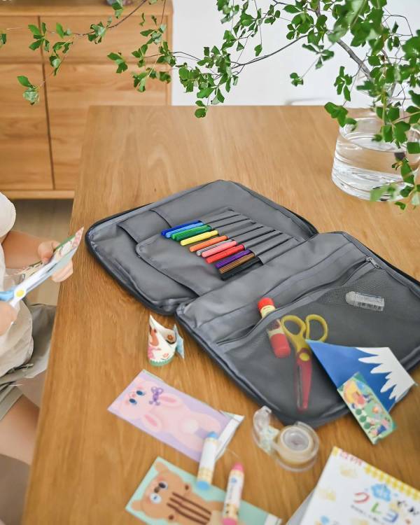 子どものお絵描きグッズがすっきり片付く「収納バッグ」　整頓上手なママの使用レポ