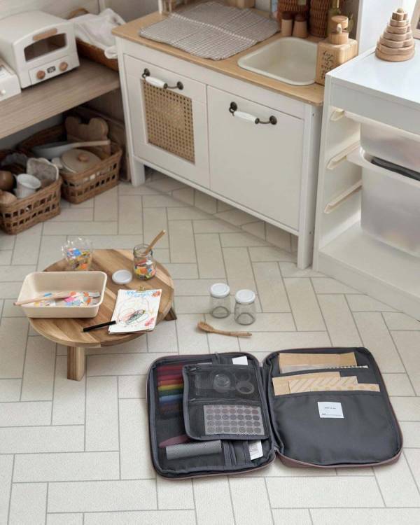 子どものお絵描きグッズがすっきり片付く「収納バッグ」　整頓上手なママの使用レポ