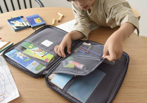 子どものお絵描きグッズがすっきり片付く「収納バッグ」　整頓上手なママの使用レポ