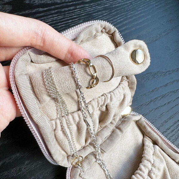 ネックレスにピアス、今日はどれにする？毎日持ち歩きたい「アクセポーチ」のお話[PR]