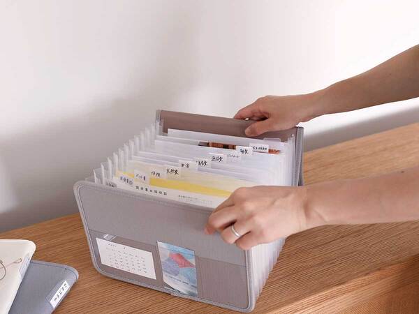 あの収納ファイルに待望の新サイズ！ガバッと開く書類ケース「A５深めポケット」誕生[PR]