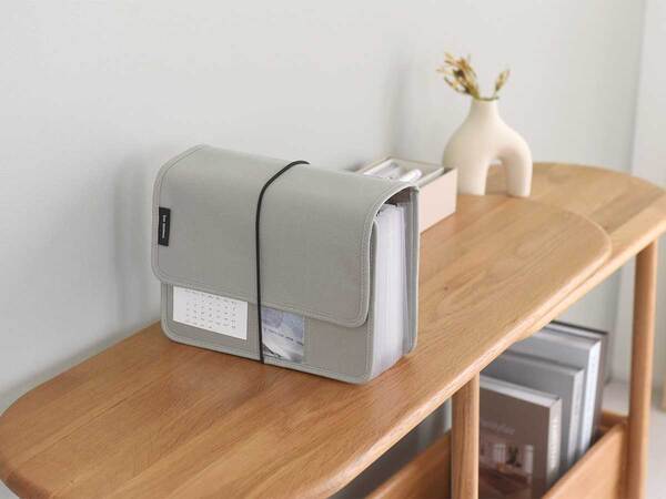 あの収納ファイルに待望の新サイズ！ガバッと開く書類ケース「A５深めポケット」誕生[PR]