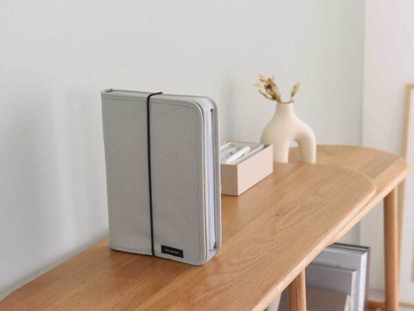 あの収納ファイルに待望の新サイズ！ガバッと開く書類ケース「A５深めポケット」誕生[PR]