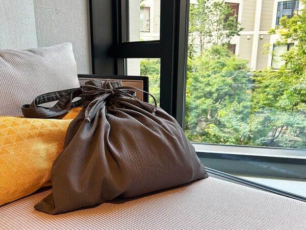 『巾着バッグ』が旅先で超優秀！わがまま全叶えの見た目と機能性をレポート[PR]