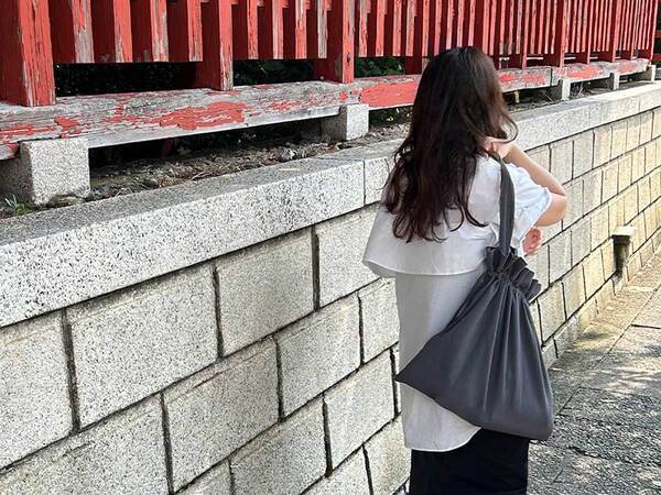 『巾着バッグ』が旅先で超優秀！わがまま全叶えの見た目と機能性をレポート[PR]