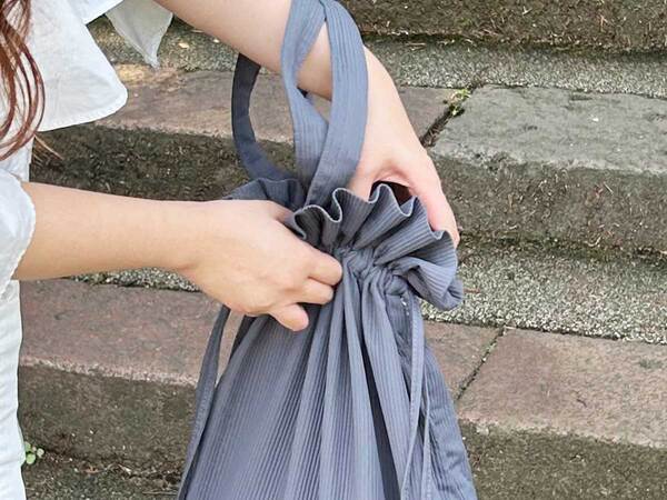 『巾着バッグ』が旅先で超優秀！わがまま全叶えの見た目と機能性をレポート[PR]