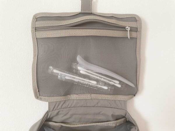 旅行ポーチは「吊り下げトラベルポーチ」と「圧縮できるトラベルポーチ」で揃えて、旅時間を快適に。[PR]