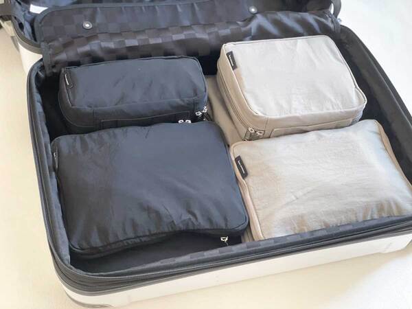 旅行ポーチは「吊り下げトラベルポーチ」と「圧縮できるトラベルポーチ」で揃えて、旅時間を快適に。[PR]