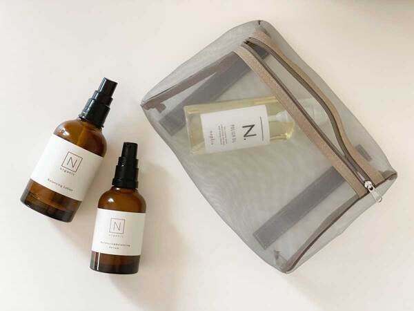 旅行ポーチは「吊り下げトラベルポーチ」と「圧縮できるトラベルポーチ」で揃えて、旅時間を快適に。[PR]