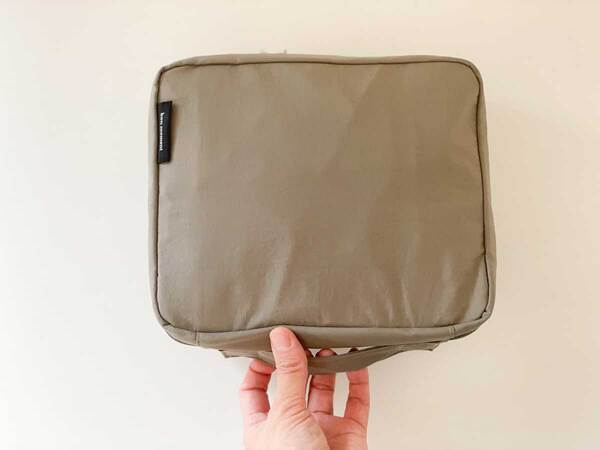 旅行ポーチは「吊り下げトラベルポーチ」と「圧縮できるトラベルポーチ」で揃えて、旅時間を快適に。[PR]