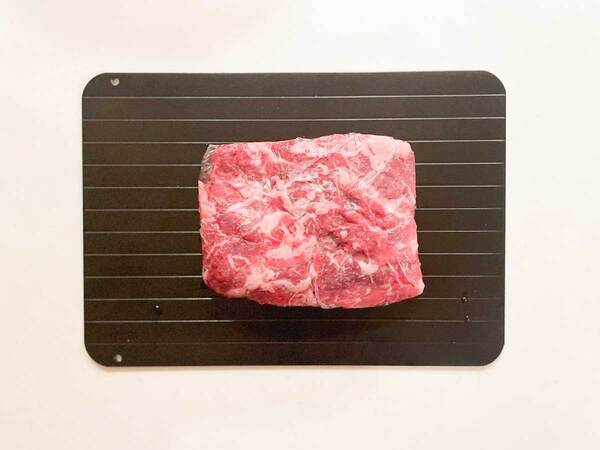 自然解凍やお弁当づくりの粗熱取りに欠かせない！ 薄さ3mmの急速解凍プレート